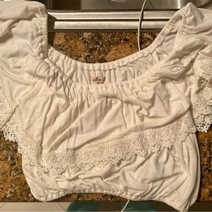 Hollister crop top. Medium in crème color. So comfortable and soft material.